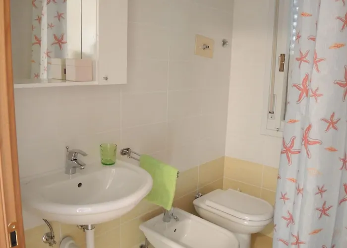 Cozy Flat With 3 Shared Pools And Private Garden 비비오네