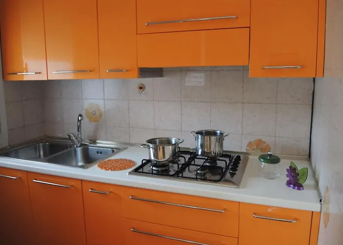 Cozy Flat With 3 Shared Pools And Private Garden 비비오네