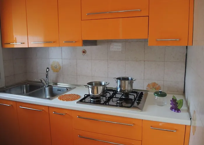 Cozy Flat With 3 Shared Pools And Private Garden 아파트